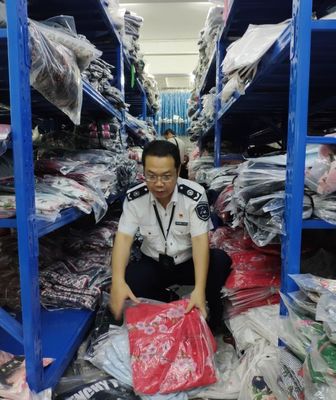 服飾打假正突查呢,隔壁倉庫偷偷關門?你成功引起了我的注意!